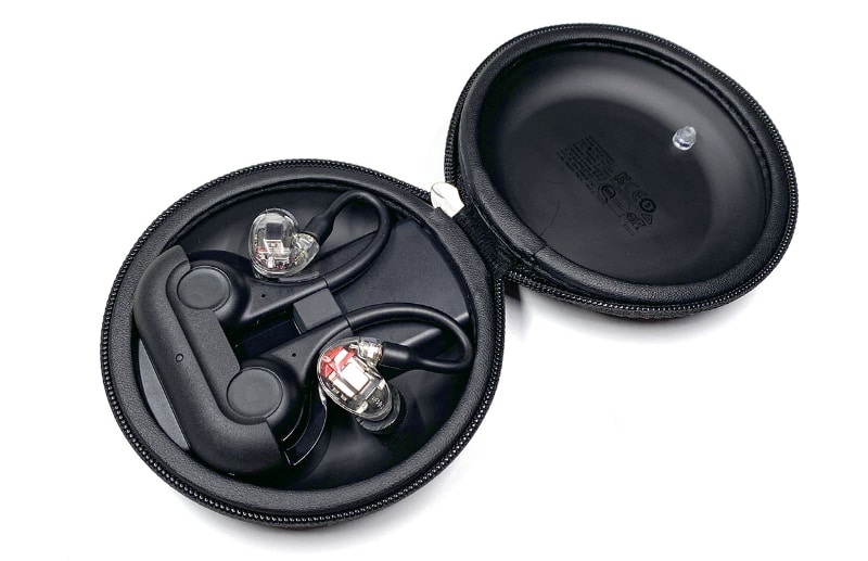 ファスナー開閉のハードケースで、イヤホンをセットしたRMCE-TW1がしっかり収まる。電源オン状態のRMCE-TW1は、ケースに入れれば自動的に電源オフとなる。