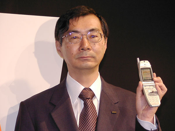 2001年11月の発表会で「三種の神器」を発表した際の小野寺正氏（当時社長、現KDDI相談役）