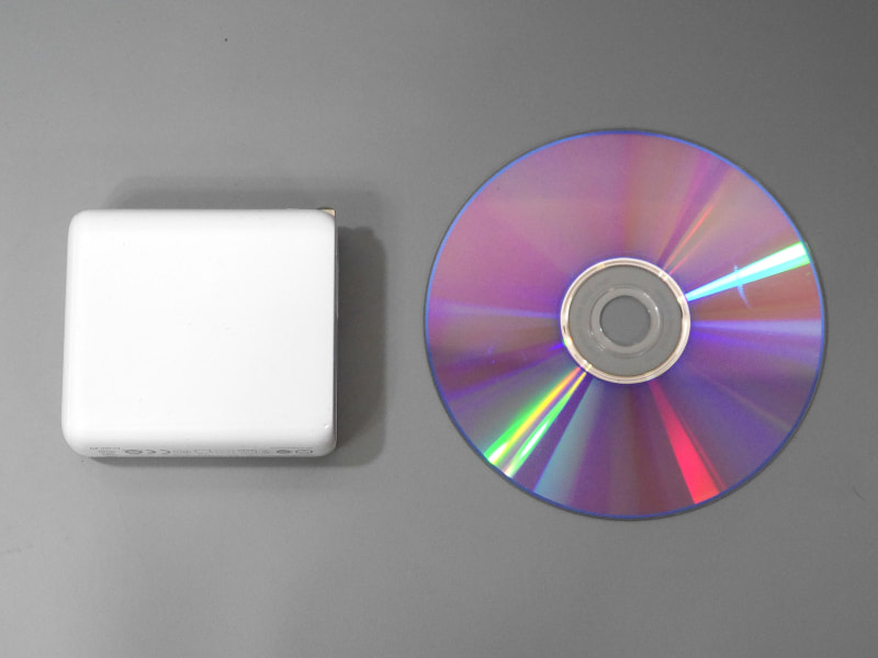 CDとのサイズ比較。単体のUSB充電器として見た場合は必ずしもコンパクトとは言えない