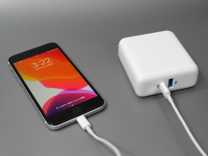 モバイルバッテリーとして使用中。バッテリー内蔵であることを知らないと、コンセントにつながず充電できるのは奇異に見えるかもしれない