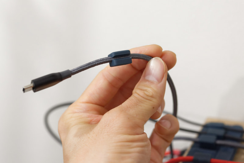 クリップは「直径3.5mm以下のケーブルに対応」するとのこと。AnkerのUSBケーブルで使うと、当たり前だが、ちょうどいい