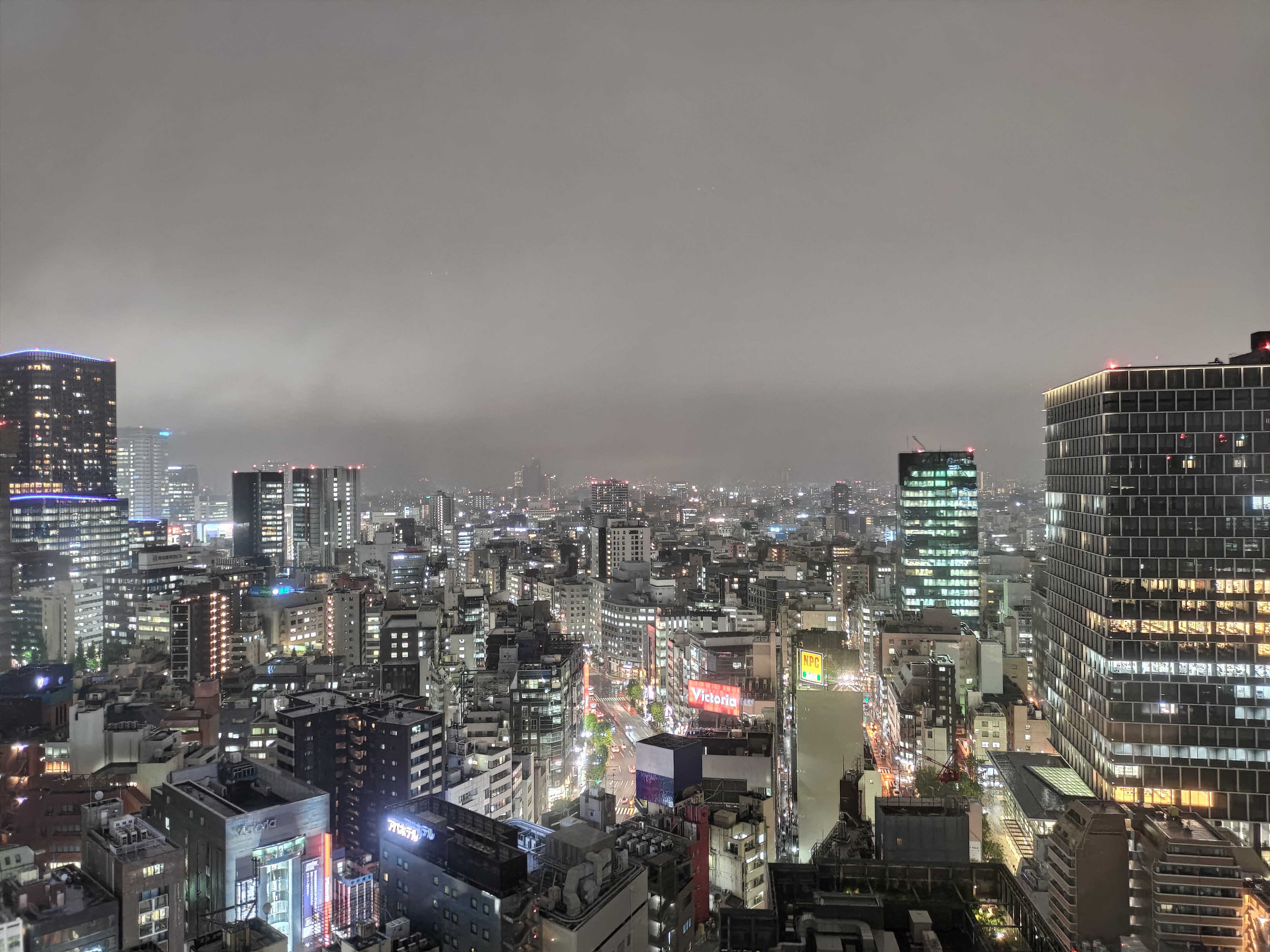 夜景を認識すると夜景モードで撮影できる。雨天かつ手持ちの悪条件だが、Proの光学手ブレ補正も機能し美しく撮影できた