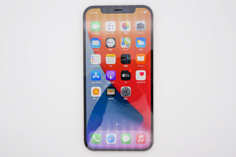 iPhone 12の正面。Proモデルと同じ有機ELで、Ceramic Shieldというガラスを採用する