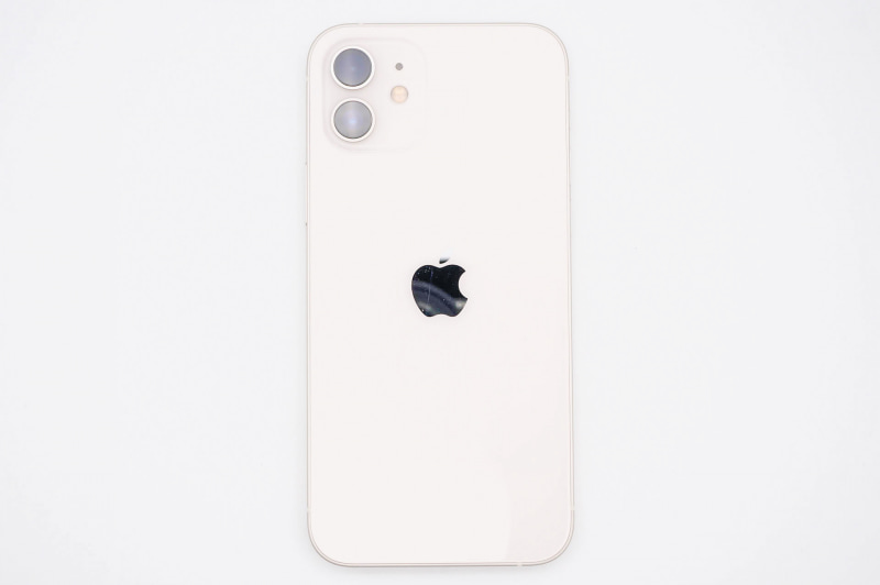 iPhone 12の背面。スタンダードモデルの背面ガラスは光沢仕上げとなっている