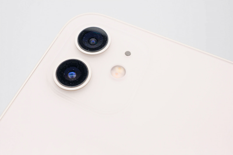 カメラ部はiPhone 11シリーズと似たデザイン