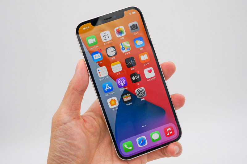 iPhone 12（ホワイト）。iPhone 11 Proなど重たい端末に慣れていると、軽く感じられる重量感