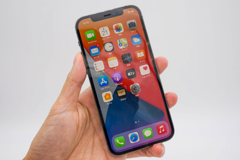 iPhone 12 Pro（グラファイト）。こちらはiPhone 11 Proとほぼ同じ重量感