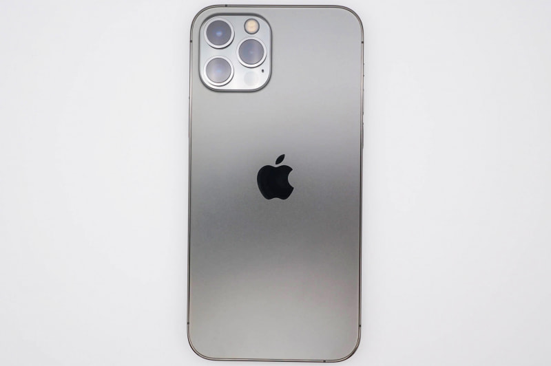 iPhone 12 Proの背面。Proモデルはマット仕上げベースにカメラ部だけ光沢と、スタンダードモデルとは逆になっている
