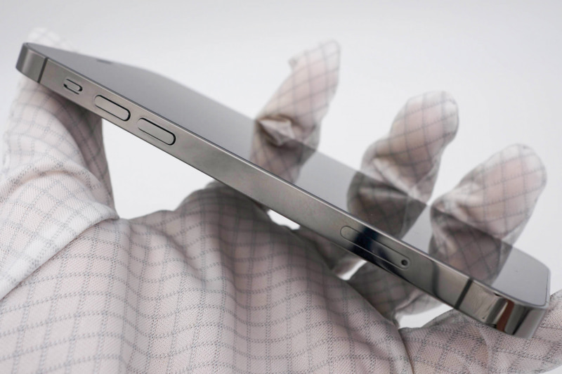 左側面。ProモデルもSIMカードスロットは左側。いままでのiPhoneと違っている