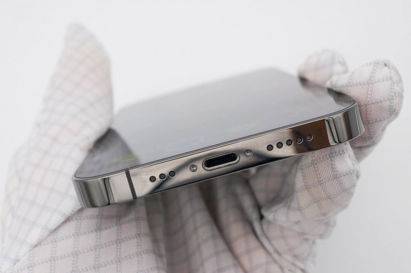 下端。端子や穴の位置も同じなので、ケース類はiPhone 12/12 Proで同じものが使える