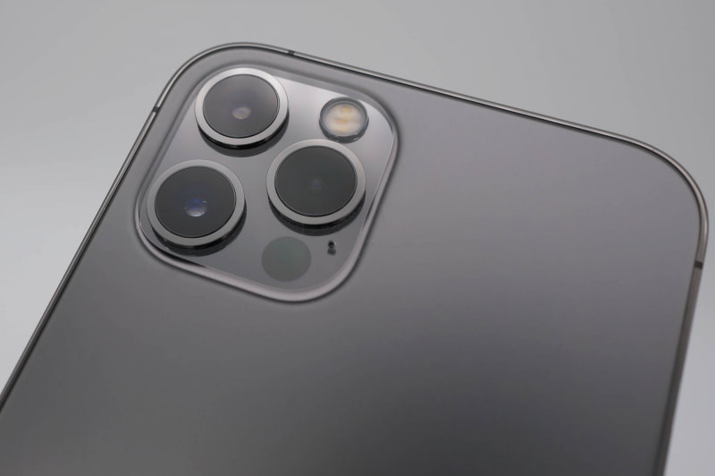 iPhone 12とはカメラ数が違うが、四角い出っ張り部は同じなので、同じケースが使える。右下がLiDARスキャナ