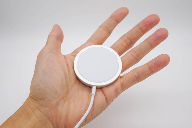 別売りのMagSafe充電器（4500円）。iPhone 12以外のQi対応機器も充電できるが、磁石で張り付かないので位置合わせが難しい