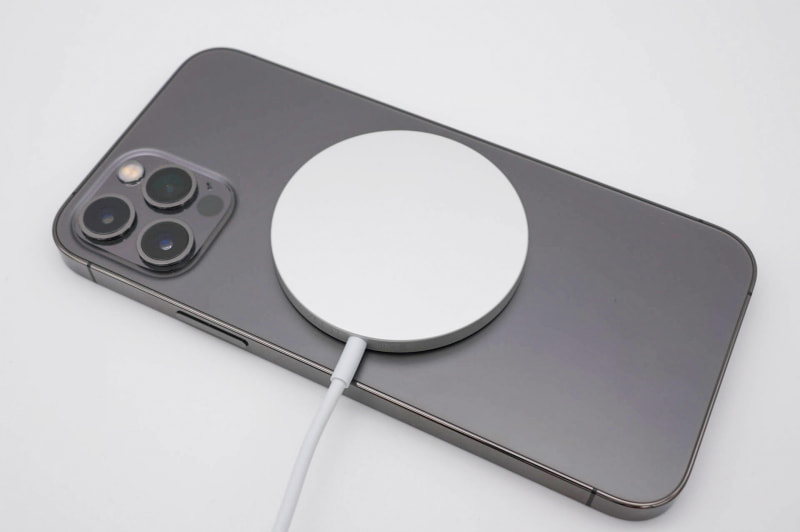 こんな感じで張り付く。勝手に給電・受電コイルのセンターが合うので、最高効率で充電できる