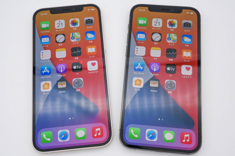 iPhone 12（左）とiPhone 12 Pro（右）。基本的にデザインとカメラしか違いがなく、ディスプレイ品質も同じだ