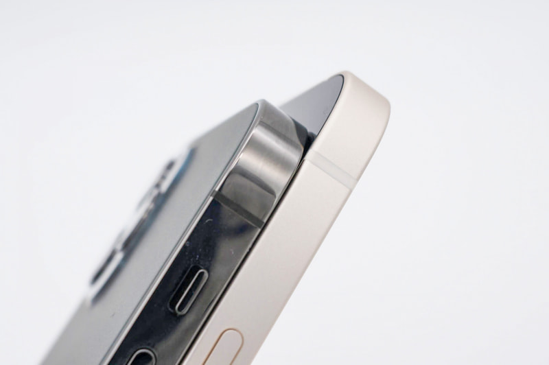 iPhone 12 Pro（左）とiPhone 12（右）。まったく同じ形状なのに側面フレームの仕上げが異なるのが面白い