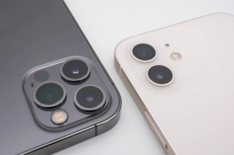 iPhone 12 Pro（左）とiPhone 12（右）。LiDARスキャナと望遠カメラはProモデルのみ搭載される