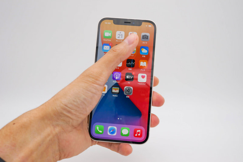 サイズ感はiPhone 11 Proなどとほぼ同等。小指まで使って握ると、指が端まで届かないイメージだ