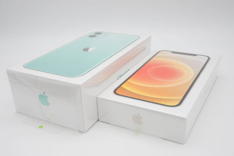 iPhone 11とiPhone 12の箱比較。国によって付属品が異なるので箱のサイズも変わる（従来のiPhoneもそうだった）