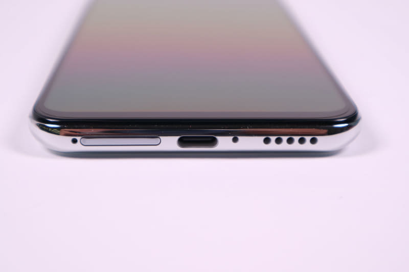 下側面、USB Type-CとSIMスロット