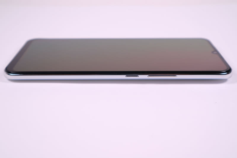 右側面、電源ボタンと音量スイッチ