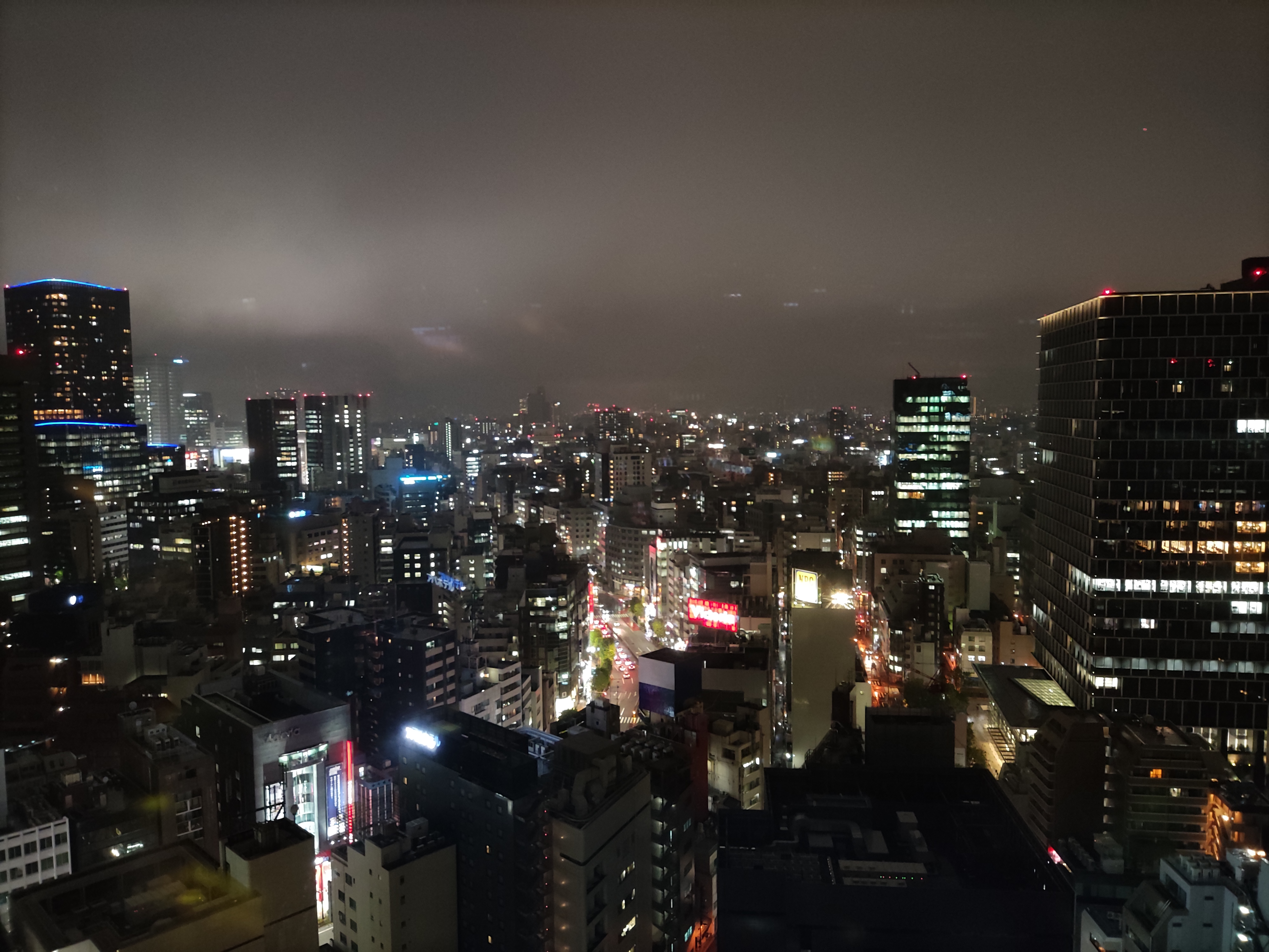 48MPモードで撮影。雨天だったため、水滴による映り込みもきれいにとらえている