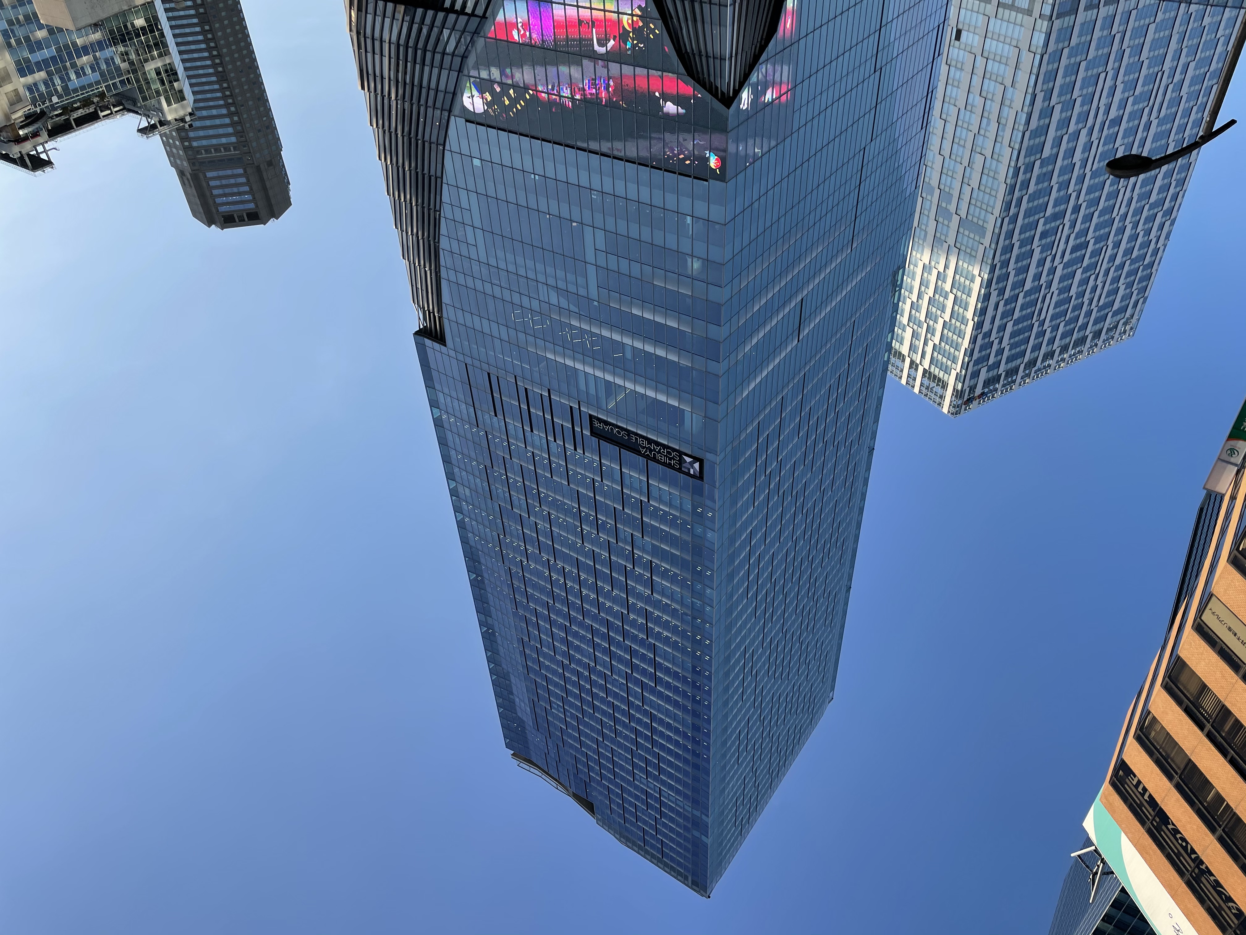 iPhone 12。被写体は渋谷駅前の渋谷スクランブルスクエア。ディティールが良く写っている