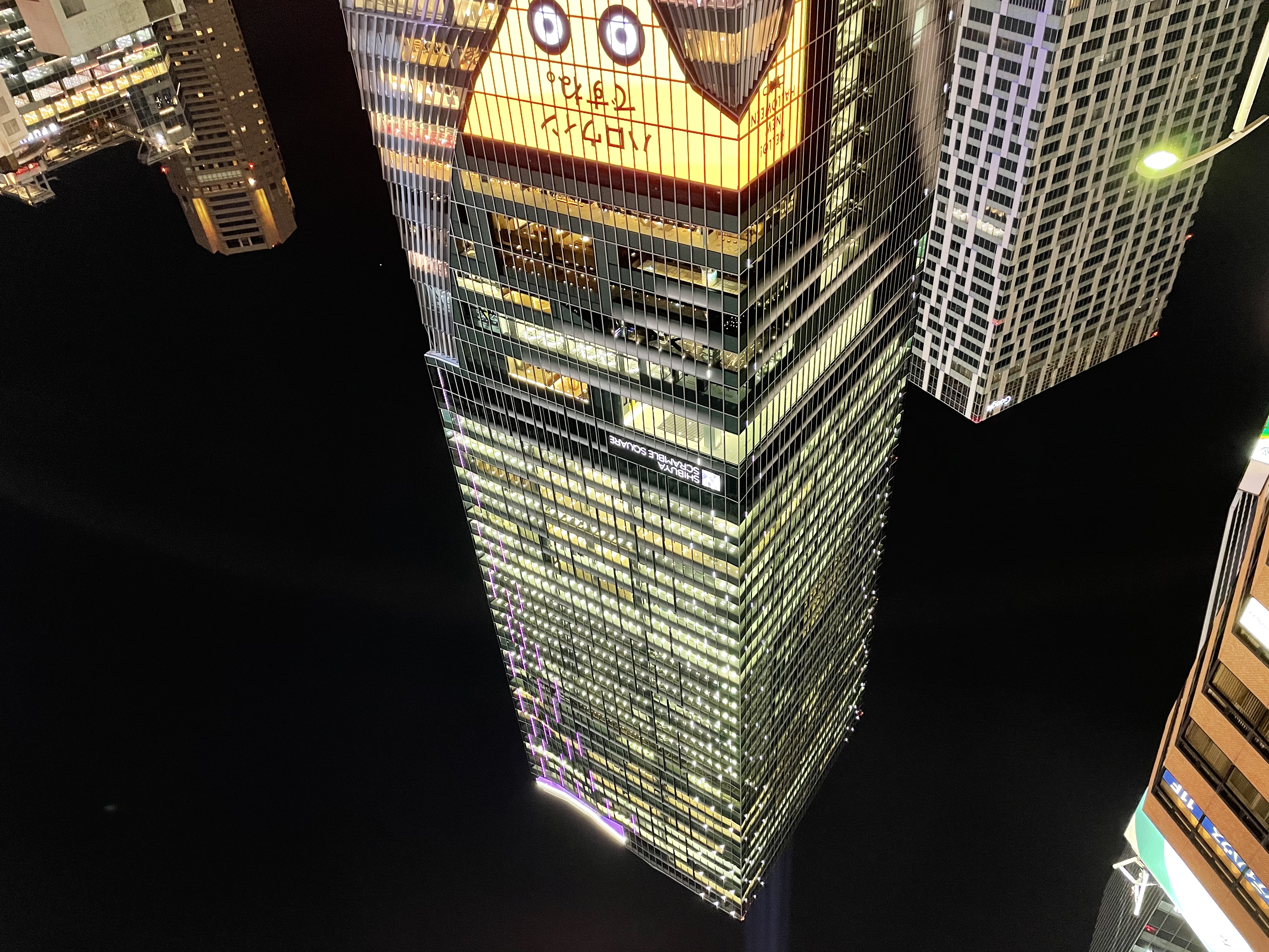 iPhone 12の広角カメラ。一応夜景ではあるが、夜景とは思えないほど明るく写る