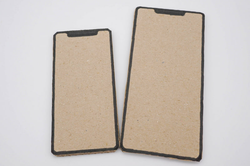 iPhone 12 miniとiPhone 12 Pro Max、の大きさだけを再現したボール紙