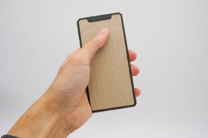 iPhone 12 mini（ボール紙）を手にしたところ。写真だと伝わらないかも知れないが、ホントに小さく感じられる