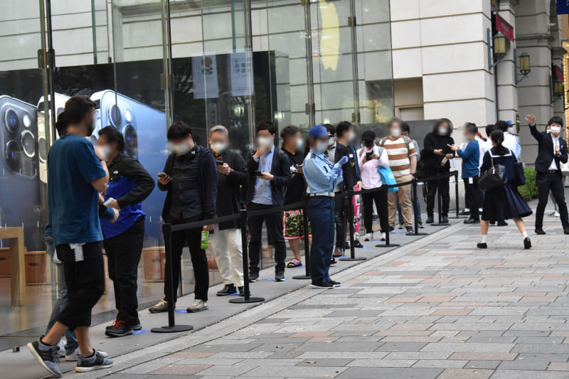 開店直前でも、8時に予約できたユーザーが10人ほど列を作るのみ