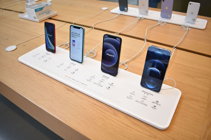 テーブルには、左からiPhone SE（第2世代）とiPhone 11、iPhone 12、iPhone 12 Proがセットで設置されており、比較できる