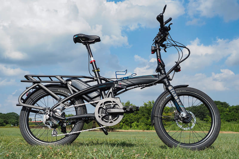 左が元の写真。これに対して新AI機能「空を置き換え」を使うと、好みの空が広がった写真を作ることができる。空エリアをAIが認識してくれるので、ユーザーは複雑な範囲選択から開放される