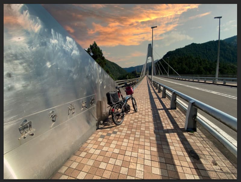 空を置き換え機能で合成した直後の画像。空は夕方だが、手前の風景の夕方っぽさが足りないような……