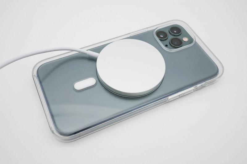 iPhone 11 ProをiPhone 12のMagSafeケースに入れ、MagSafe充電器を貼り付けると、それで充電できてしまう。サポート対象外のお遊びであるが……