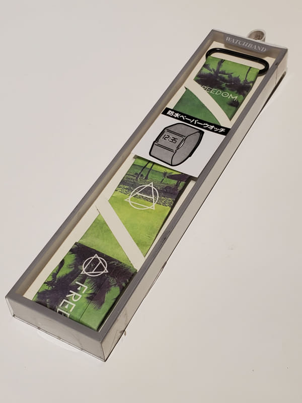 ペーパーウオッチはよりチープなSwatchのようなパッケージで売られている