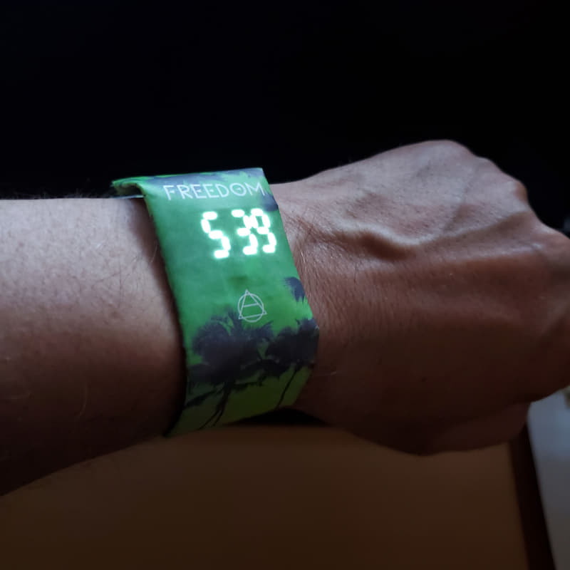 晴れた日の昼間の屋外では、視認性はあまり期待できない……