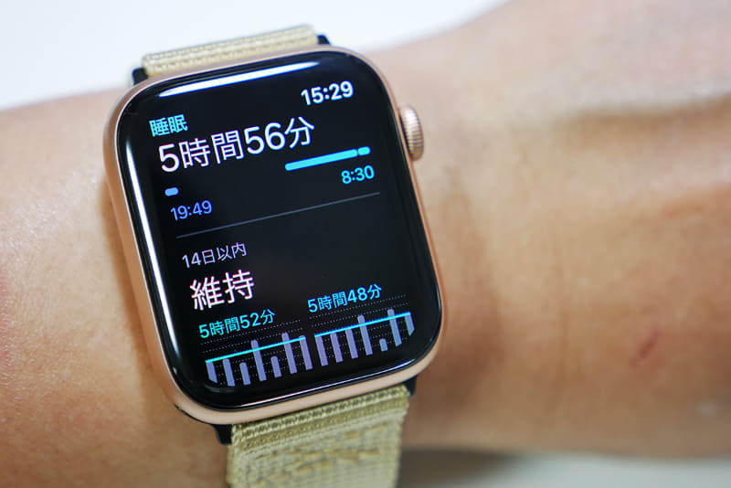 久しぶりに購入した44mmのApple Watch Series 6 セルラーモデルと、「睡眠」Appの画面。バンドは交換しています
