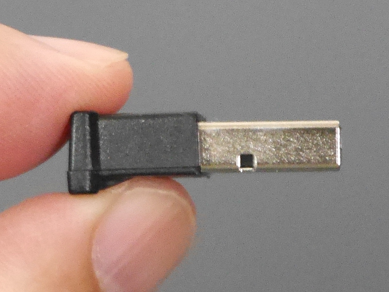 横から見たところ。スリムなのでUSBポートの周囲に干渉しにくい