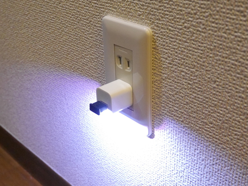 コンセントに取り付けた状態。LEDは上下どちらかを照らすことになるので、必要に応じてコンセントの挿す向きを変えるとよい