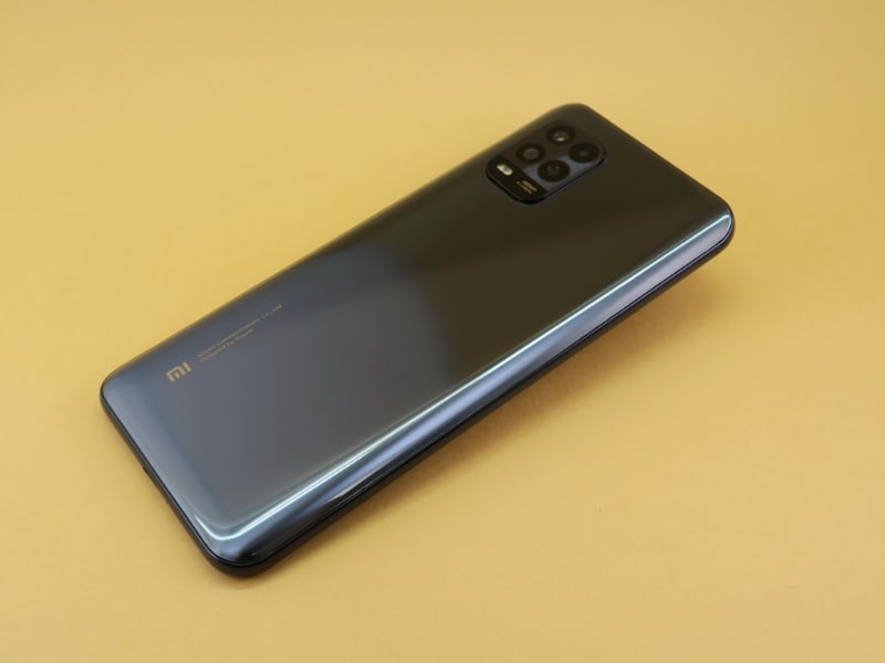 背面は高級感のあるガラス仕上げで、左右の側面部分へ向けてラウンドした形状