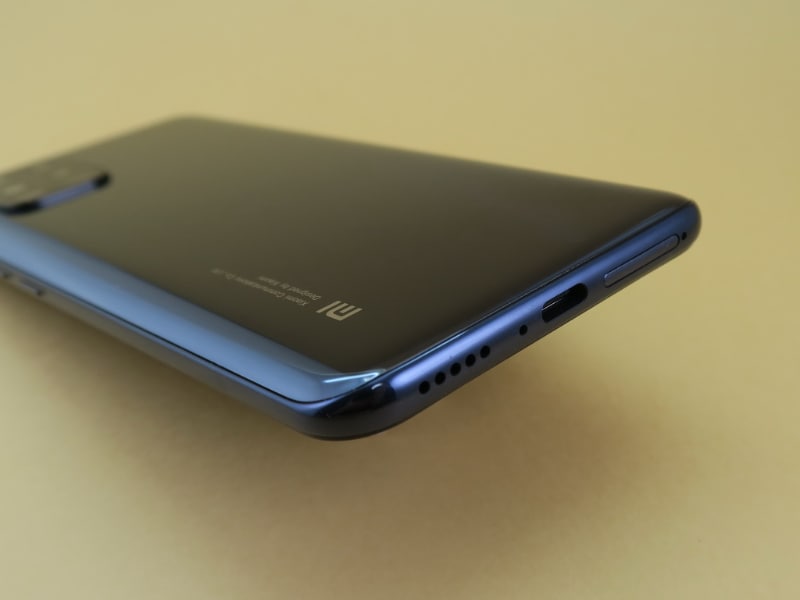 下部にはUSB Type-C外部接続端子を備え、すぐ隣にSIMカードスロットを備える