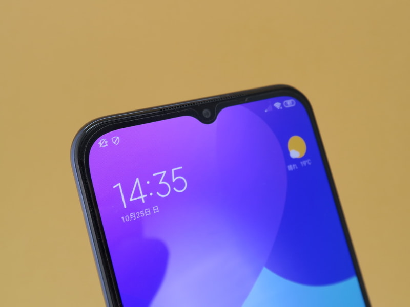 フロントカメラは1600万画素のイメージセンサーに、F2.25のレンズを組み合わせたものがディスプレイ上部の水滴型ノッチに内蔵される