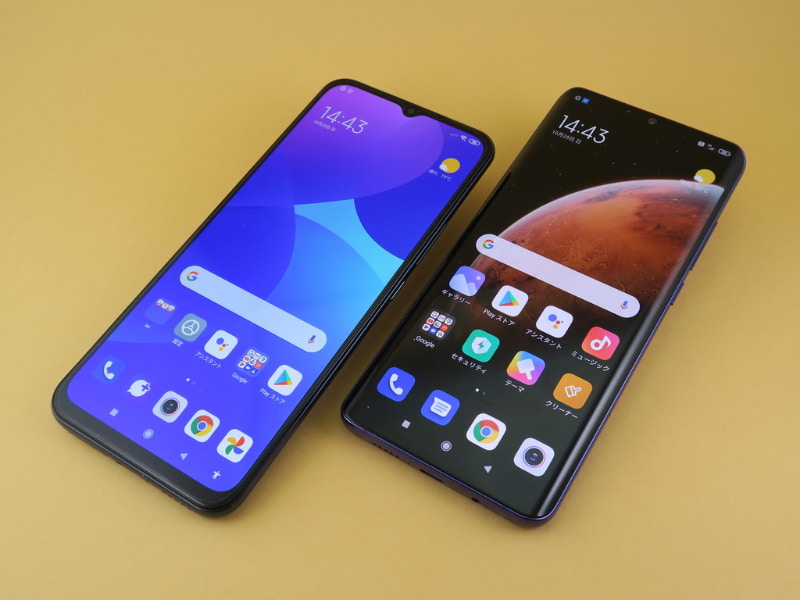 「Mi 10 Lite 5G」（左）がフラットなディスプレイであるのに対し、とオープン市場向けの「Mi Note 10 Lite」（右）はディスプレイの左右両端を湾曲させたデザイン