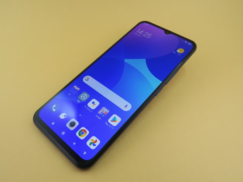 au／シャオミ「Mi 10 lite 5G XIG01」、164mm（高さ）×75mm（幅）×8.7mm（厚さ）、193g（重量）、ドリームホワイト（写真）、コズミックグレーをラインアップ