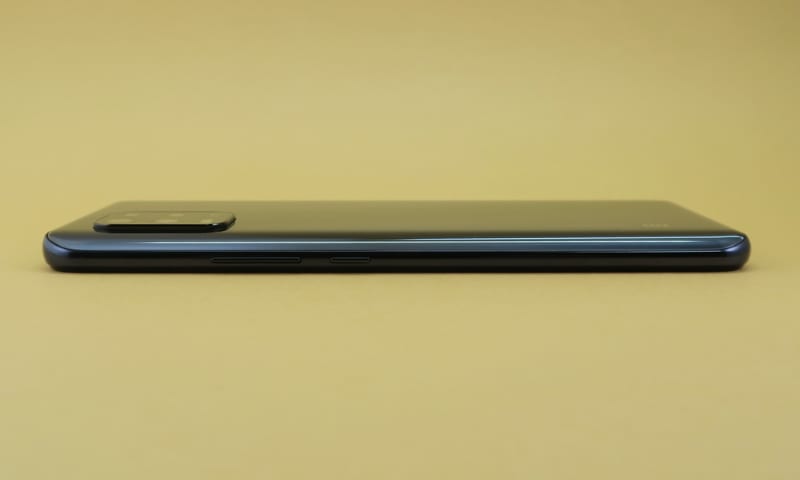 右側面は電源キー、シーソー式の音量キーを備える