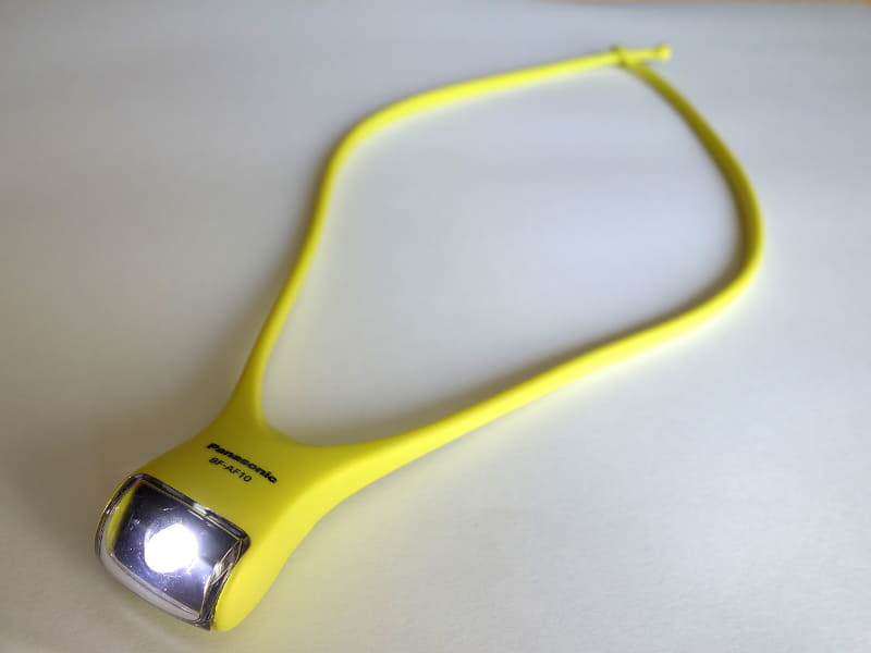 本体の裏側を押し込むとLEDライトが点灯する簡単な機構です。