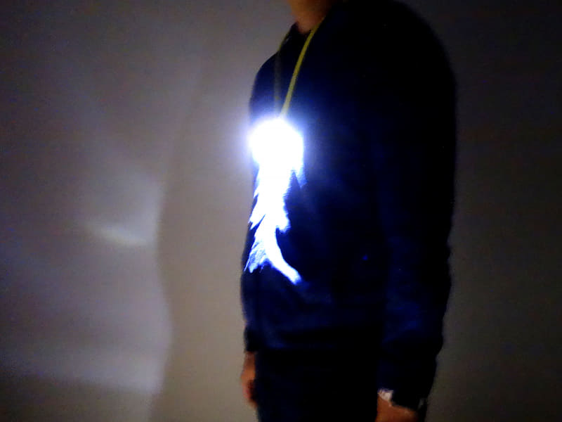 暗い部屋の中で点灯してみました様子(写真ブレブレなのはご容赦ください)。けっこう明るく感じます。