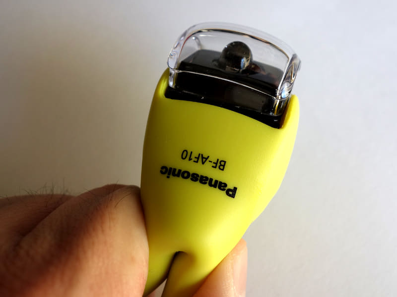 電池を交換するときは、先っぽをつまんでライト部分を押し出します。