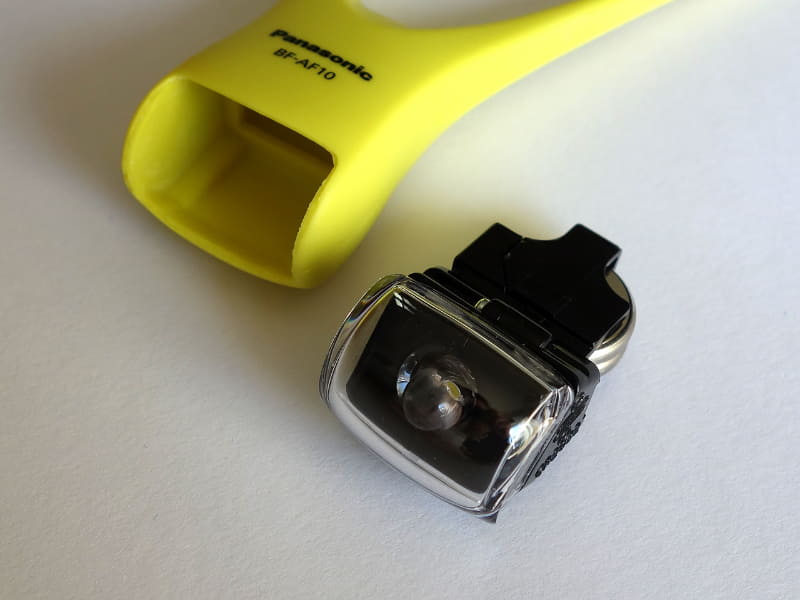 先端のライト部分はこんな感じ。ボタン電池CR2032を2個使います。