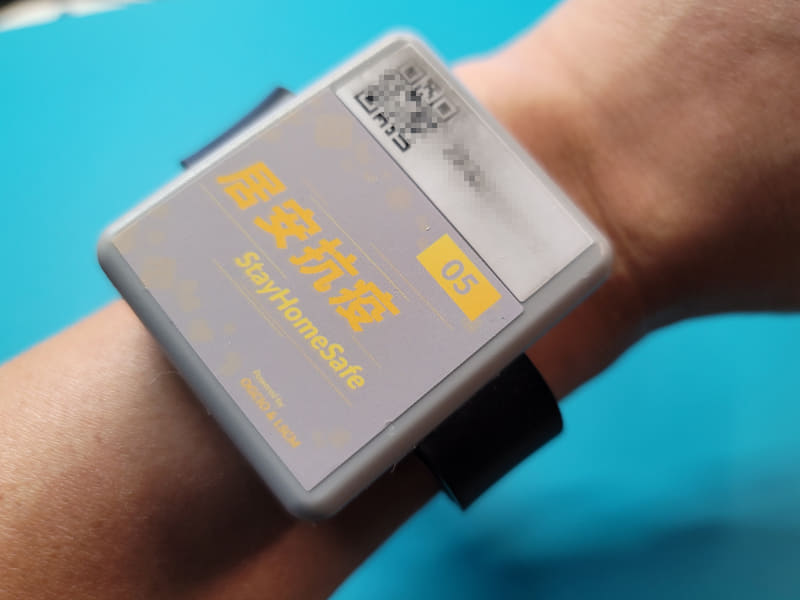 4月のデバイス。サイズが大きい。QRコードや番号は2週間でこすれて薄くなってしまった